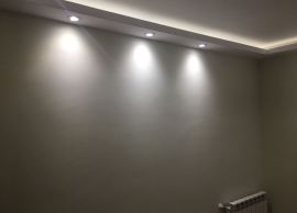 Desarrollo de candileja de escayola con focos de LED en parte inferior para iluminación directa y tira de LED continua en parte interior para iluminación indirecta