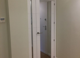 Sustitución de puerta ciega, por una puerta de cristal de arriba a abajo con luna al fuego (alta resistencia) y peinazos laterales en madera lacada en blanco